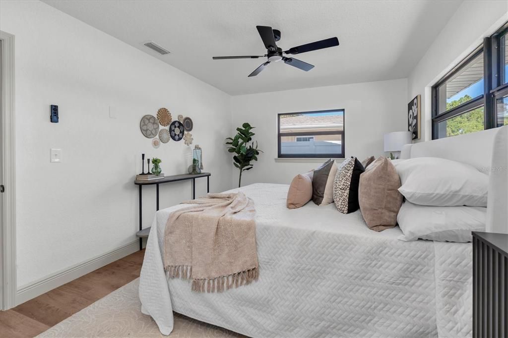 合同活跃: $429,000 (3 贝兹, 2 浴室, 1335 平方英尺)