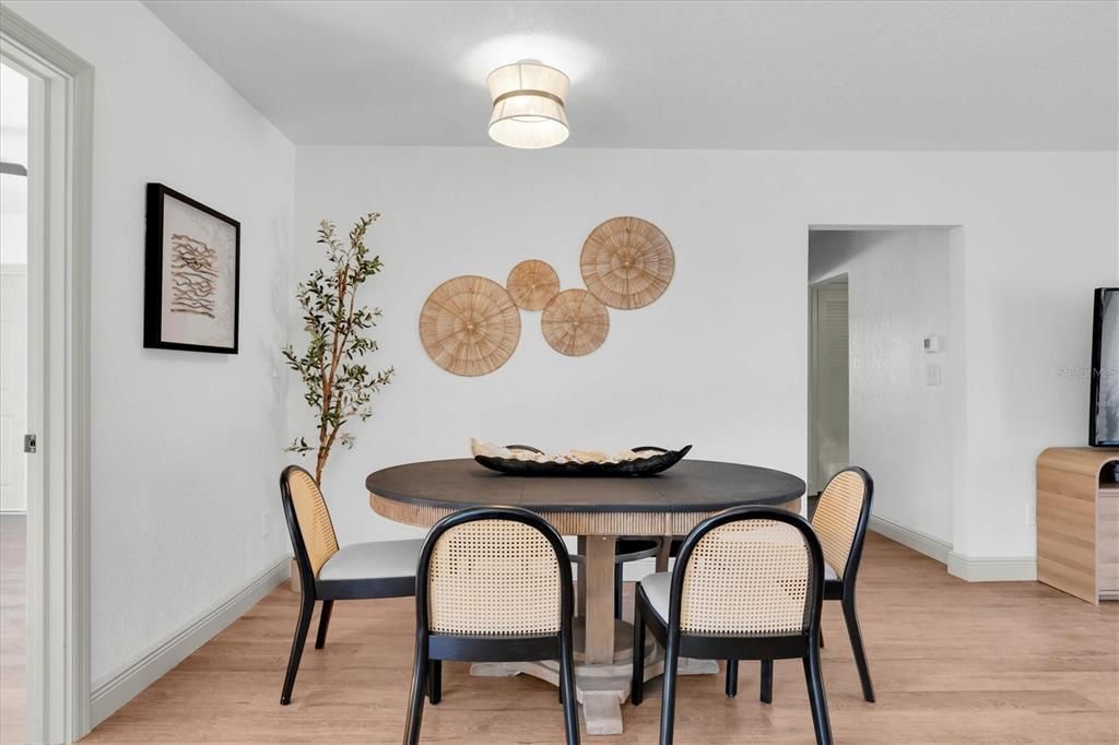 合同活跃: $429,000 (3 贝兹, 2 浴室, 1335 平方英尺)