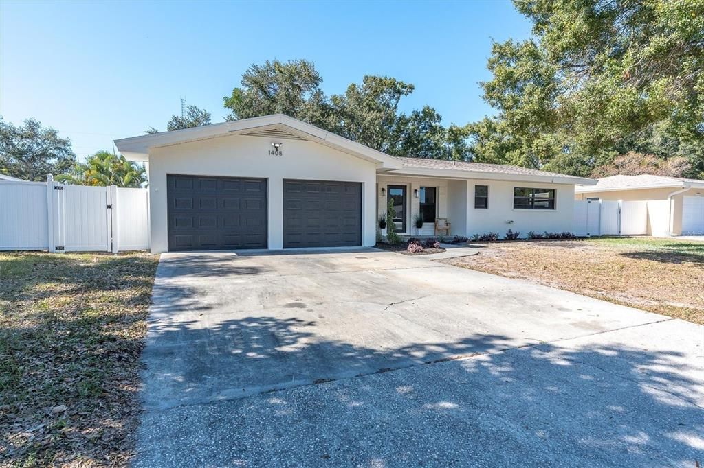 合同活跃: $429,000 (3 贝兹, 2 浴室, 1335 平方英尺)