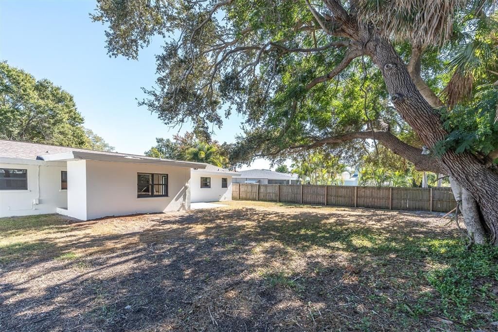 合同活跃: $429,000 (3 贝兹, 2 浴室, 1335 平方英尺)