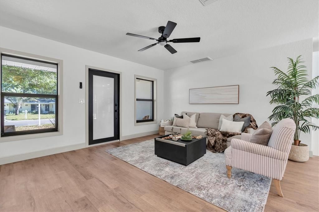 合同活跃: $429,000 (3 贝兹, 2 浴室, 1335 平方英尺)