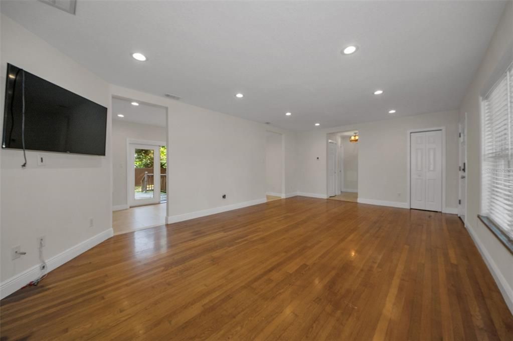 На продажу: $435,000 (2 спален, 1 ванн, 1376 Квадратных фут)