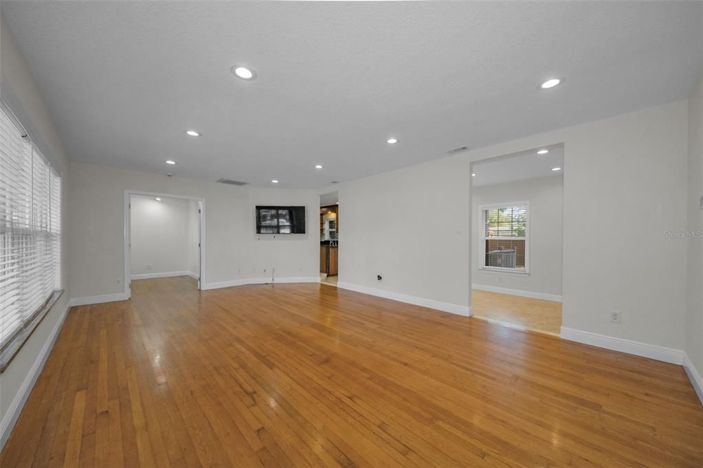 На продажу: $435,000 (2 спален, 1 ванн, 1376 Квадратных фут)