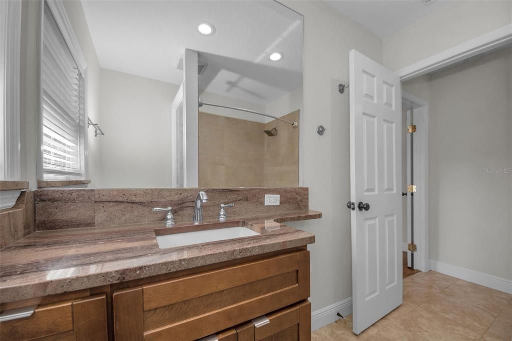 На продажу: $435,000 (2 спален, 1 ванн, 1376 Квадратных фут)