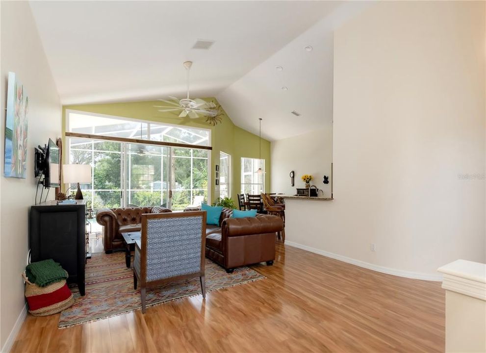 合同活跃: $3,300 (3 贝兹, 2 浴室, 1702 平方英尺)