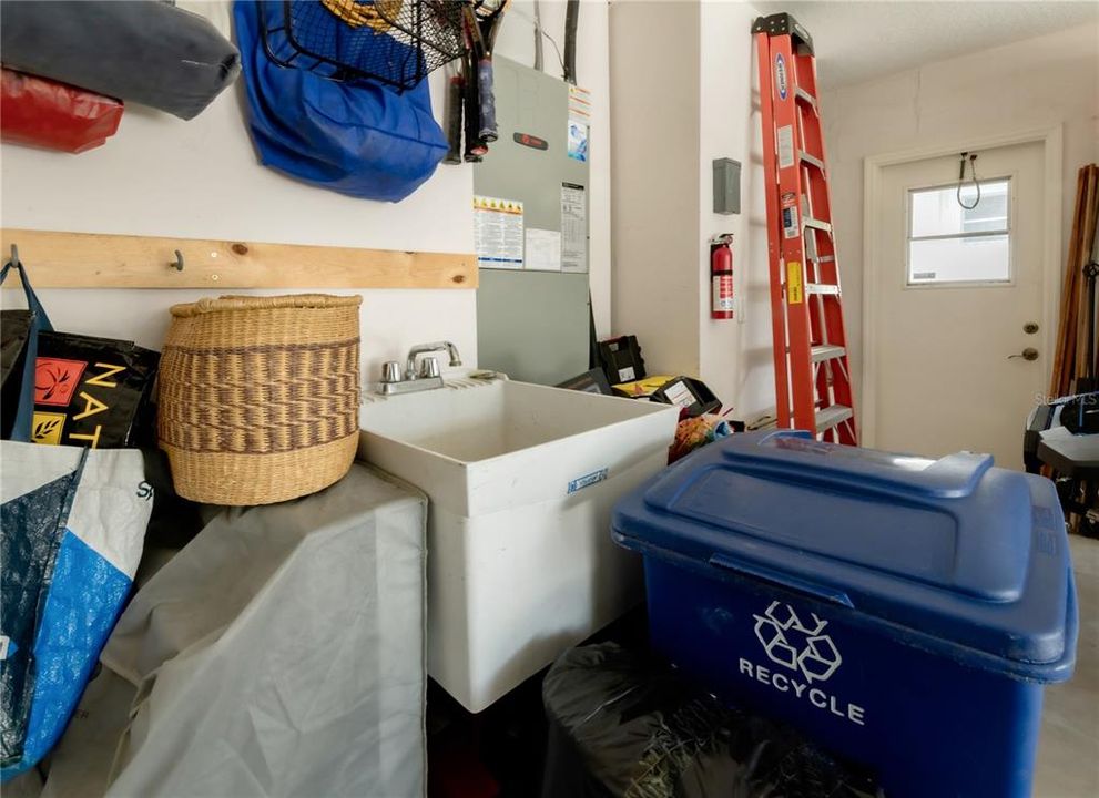 合同活跃: $3,300 (3 贝兹, 2 浴室, 1702 平方英尺)