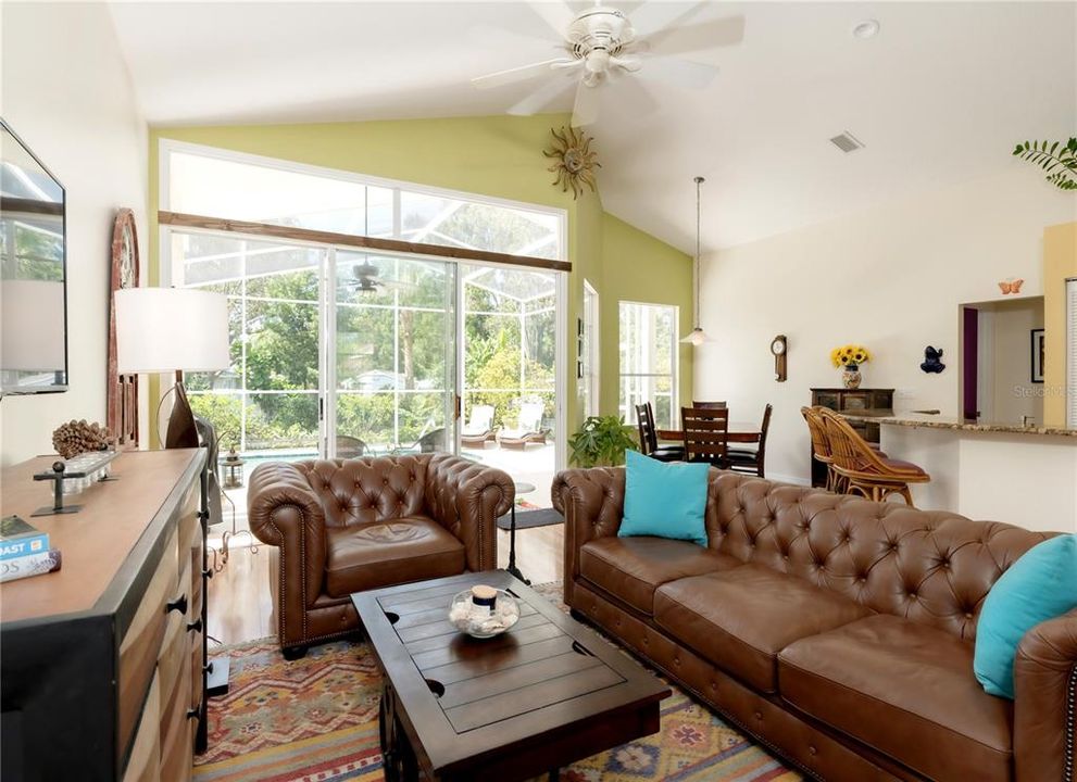 合同活跃: $3,300 (3 贝兹, 2 浴室, 1702 平方英尺)