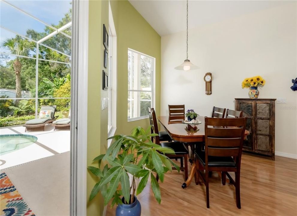 合同活跃: $3,300 (3 贝兹, 2 浴室, 1702 平方英尺)