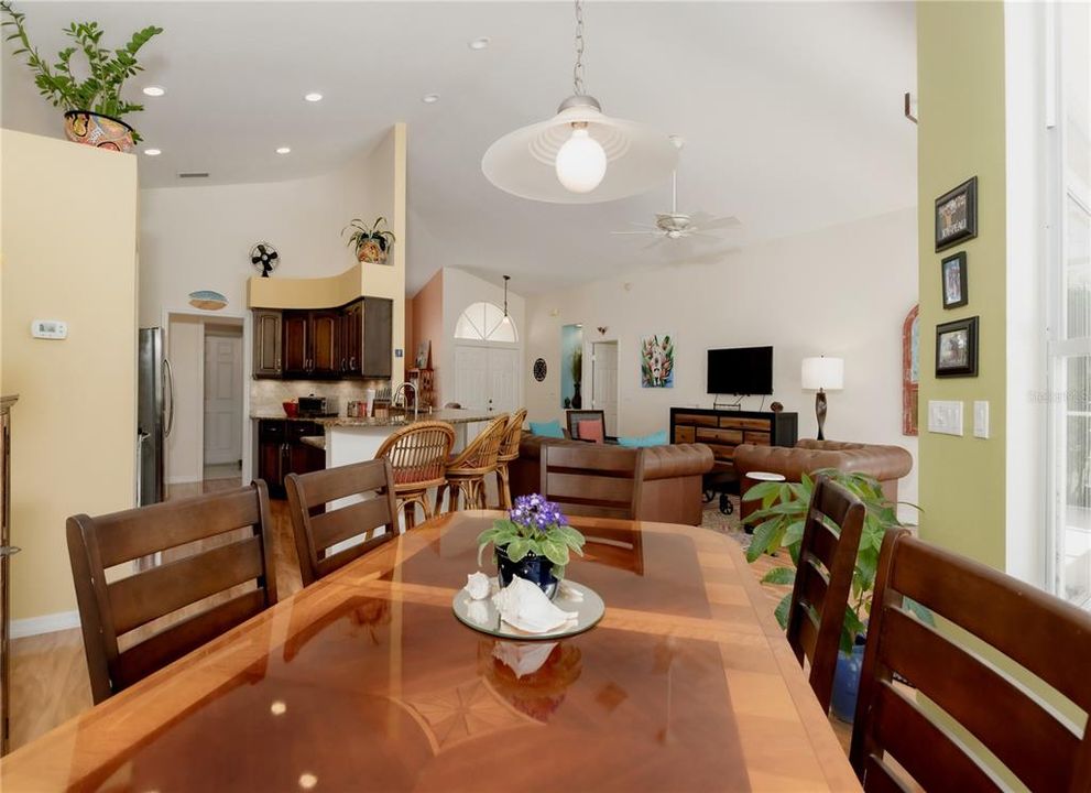 合同活跃: $3,300 (3 贝兹, 2 浴室, 1702 平方英尺)