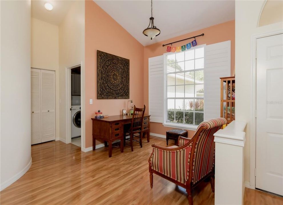 合同活跃: $3,300 (3 贝兹, 2 浴室, 1702 平方英尺)