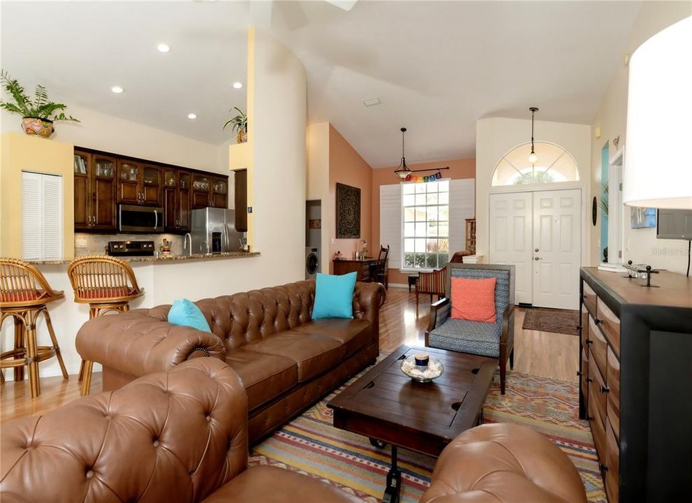 合同活跃: $3,300 (3 贝兹, 2 浴室, 1702 平方英尺)