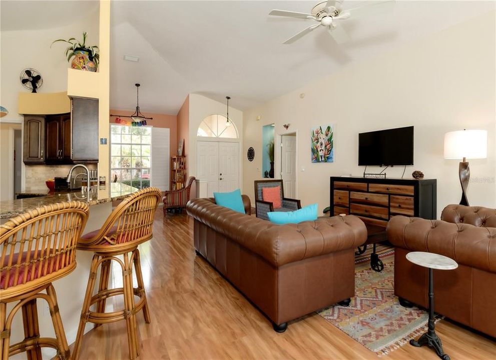 合同活跃: $3,300 (3 贝兹, 2 浴室, 1702 平方英尺)