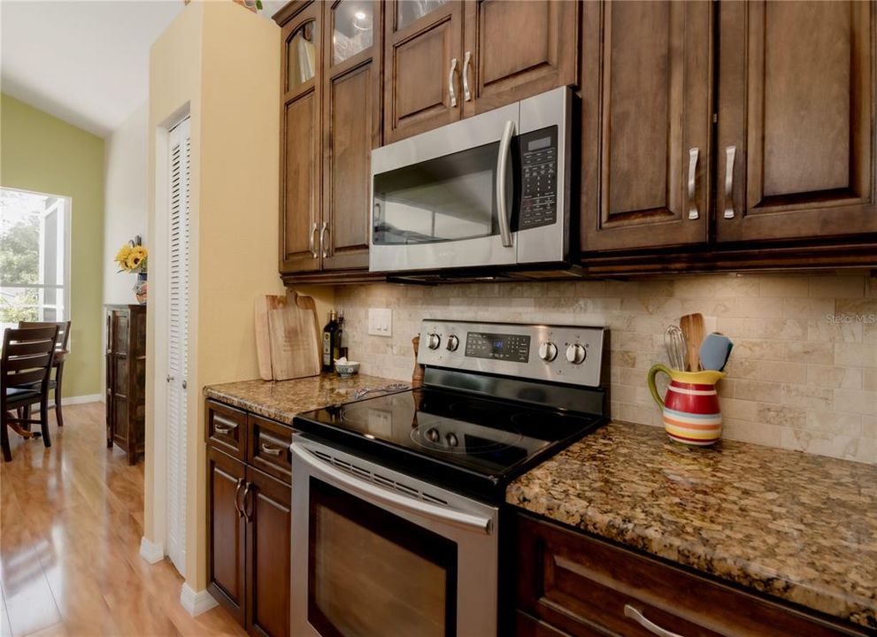 合同活跃: $3,300 (3 贝兹, 2 浴室, 1702 平方英尺)