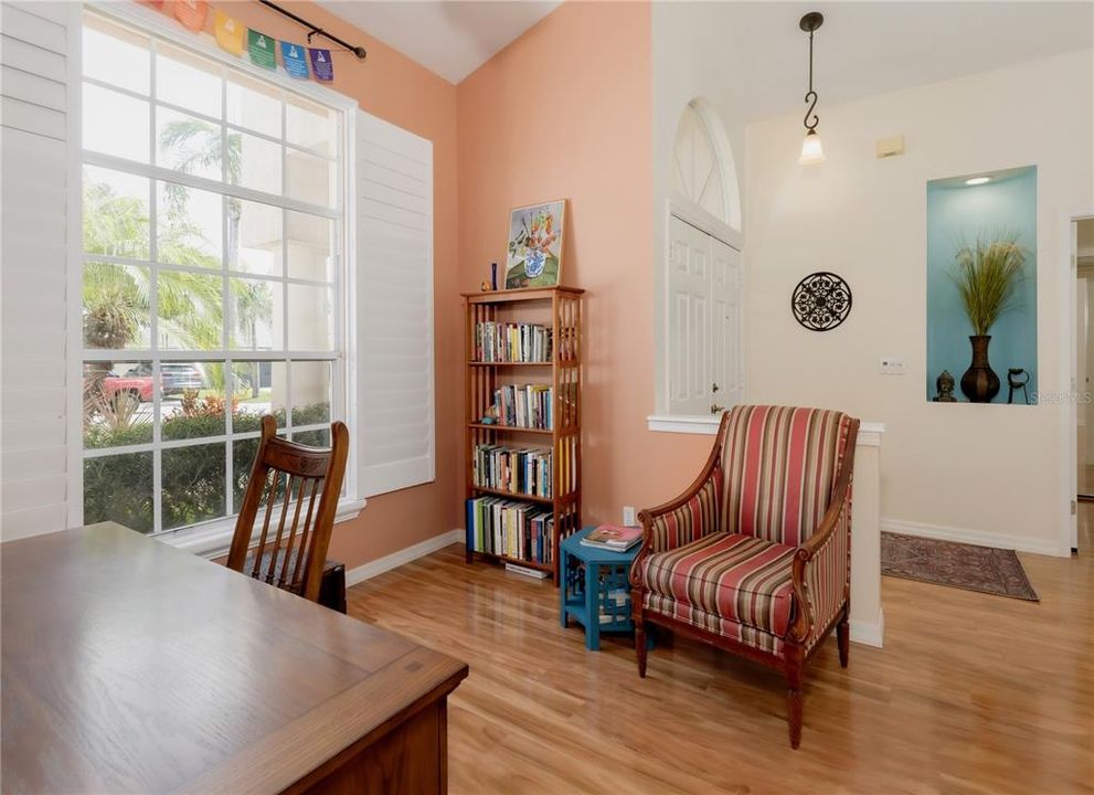 合同活跃: $3,300 (3 贝兹, 2 浴室, 1702 平方英尺)