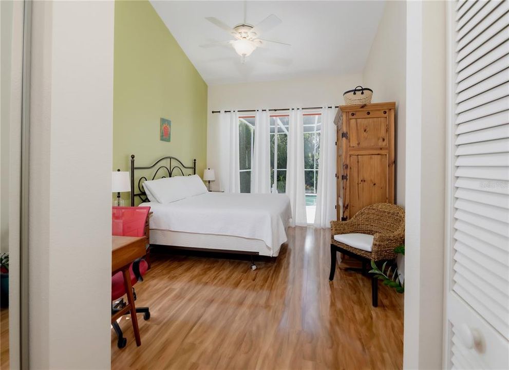 合同活跃: $3,300 (3 贝兹, 2 浴室, 1702 平方英尺)