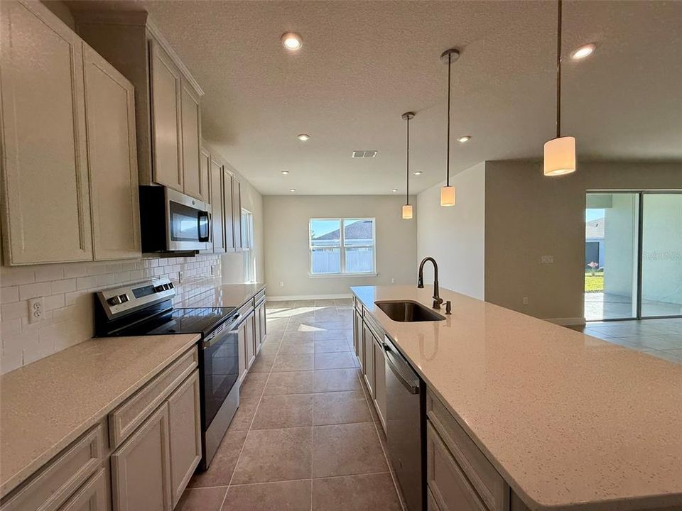 出租: $2,500 (4 贝兹, 3 浴室, 2551 平方英尺)