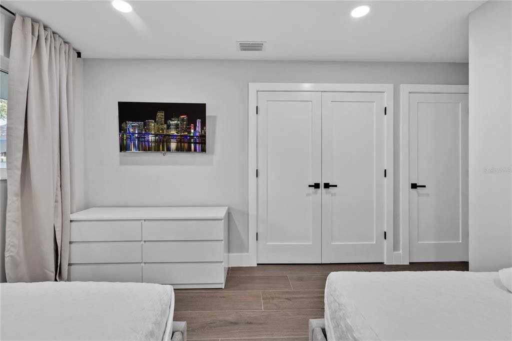 For Sale: $949,000 (5 beds, 4 baths, 2426 Square Feet)