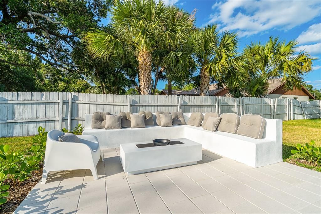 For Sale: $949,000 (5 beds, 4 baths, 2426 Square Feet)