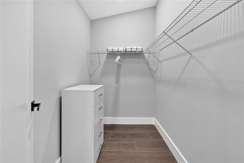 For Sale: $949,000 (5 beds, 4 baths, 2426 Square Feet)