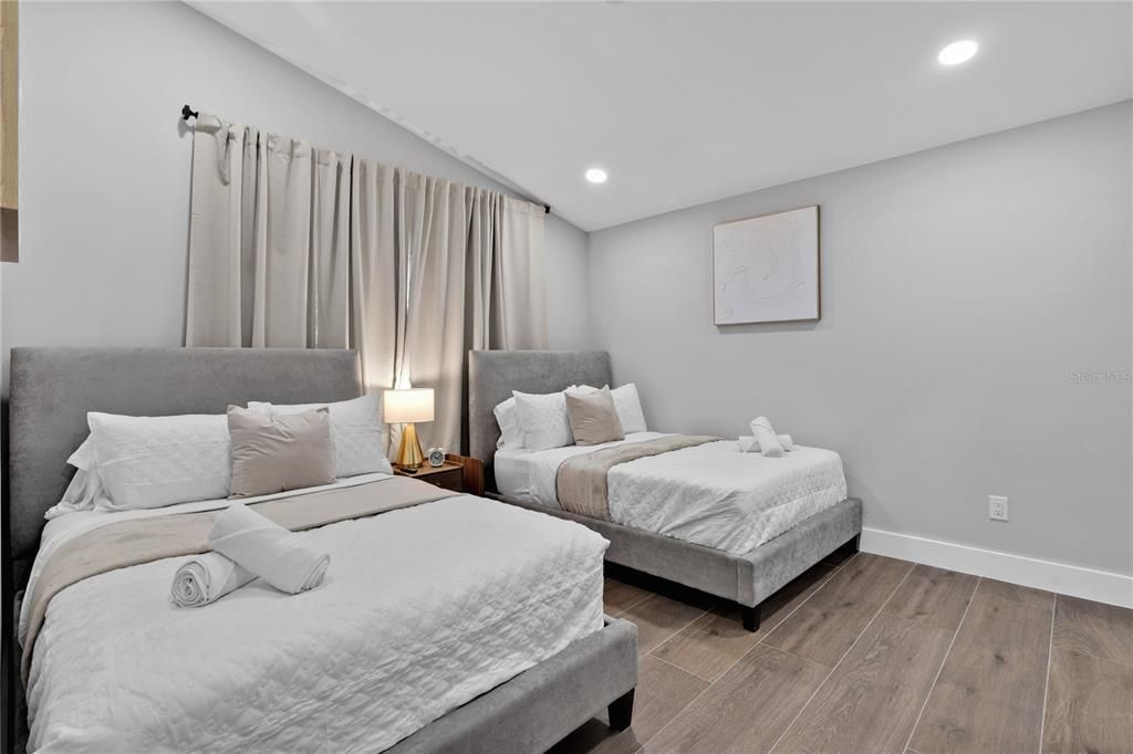 For Sale: $949,000 (5 beds, 4 baths, 2426 Square Feet)