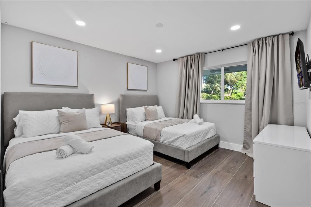 For Sale: $949,000 (5 beds, 4 baths, 2426 Square Feet)