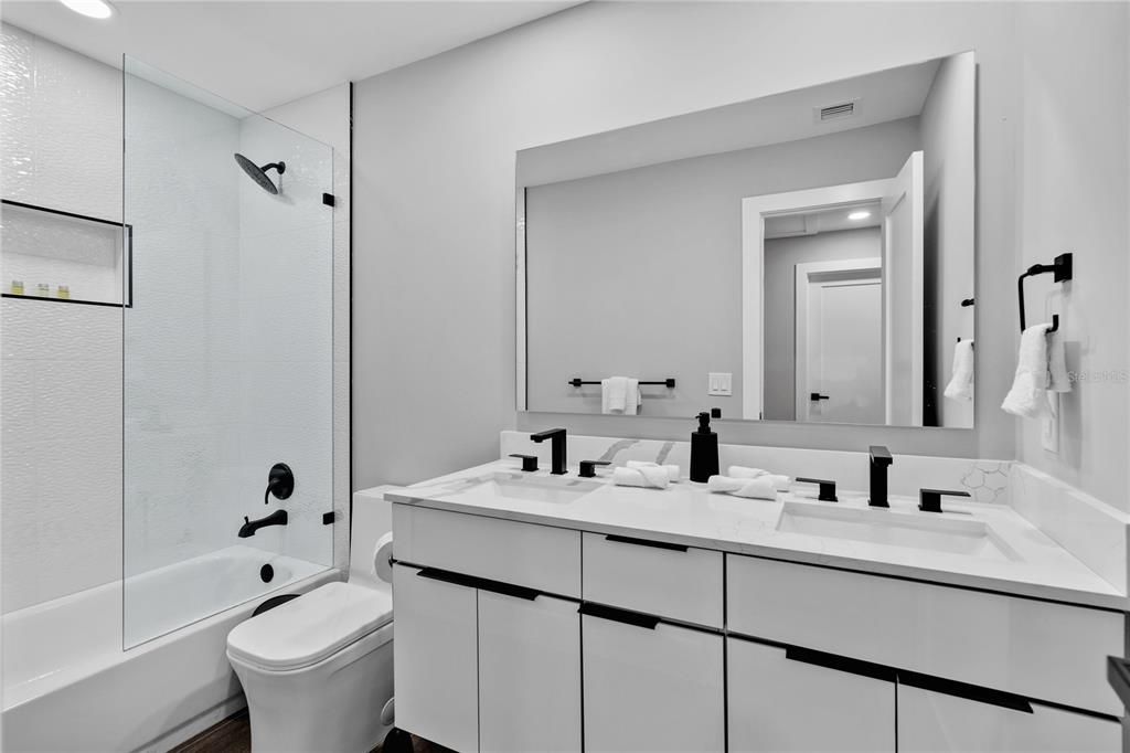 For Sale: $949,000 (5 beds, 4 baths, 2426 Square Feet)