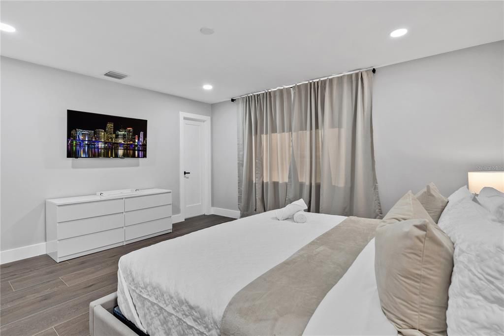 For Sale: $949,000 (5 beds, 4 baths, 2426 Square Feet)