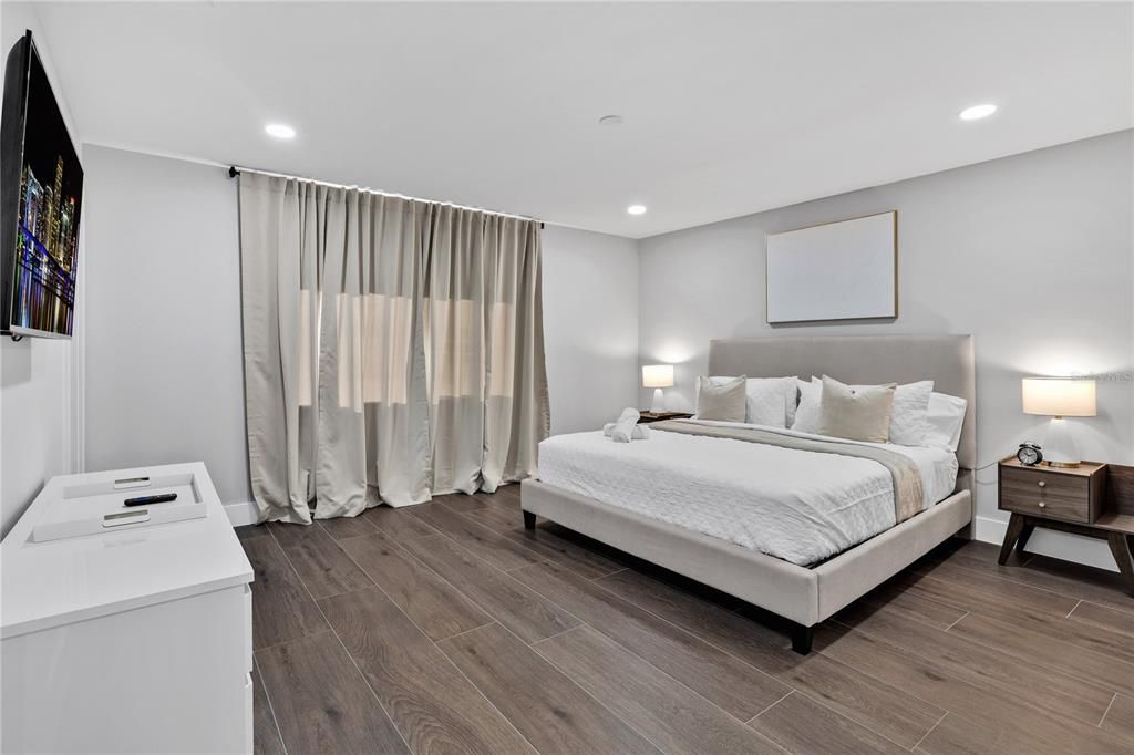 For Sale: $949,000 (5 beds, 4 baths, 2426 Square Feet)