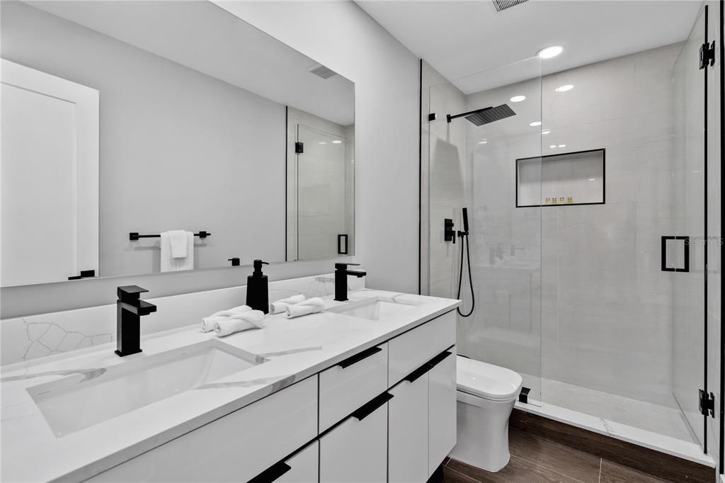 For Sale: $949,000 (5 beds, 4 baths, 2426 Square Feet)