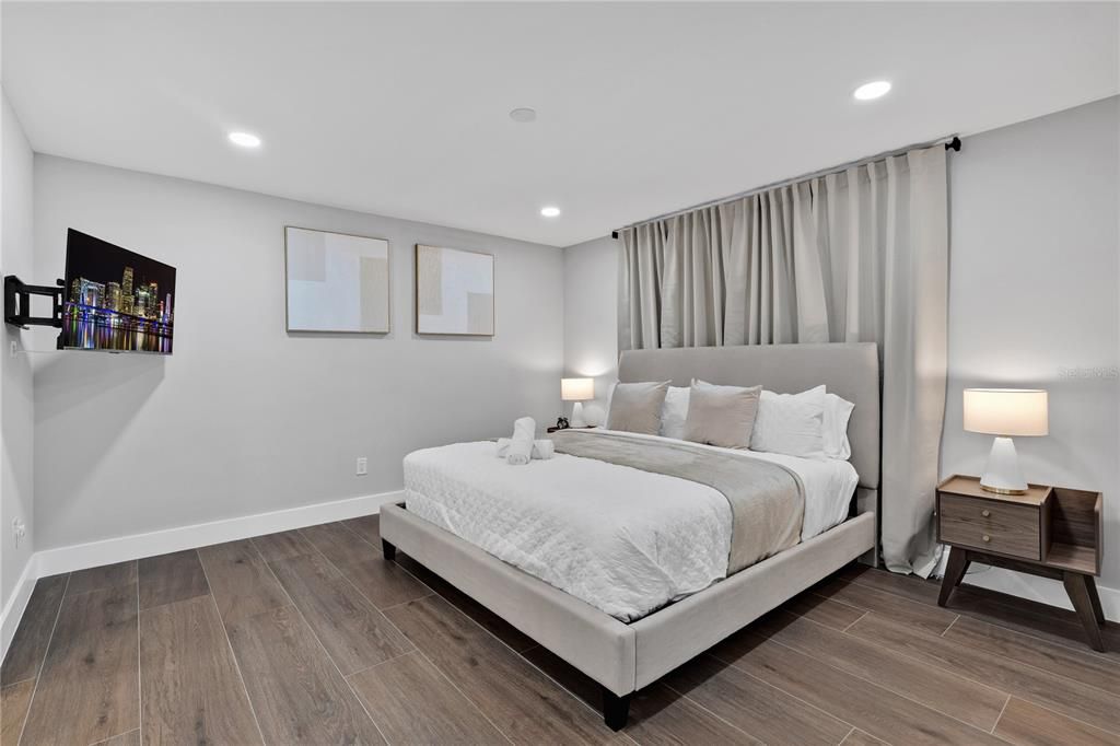 For Sale: $949,000 (5 beds, 4 baths, 2426 Square Feet)