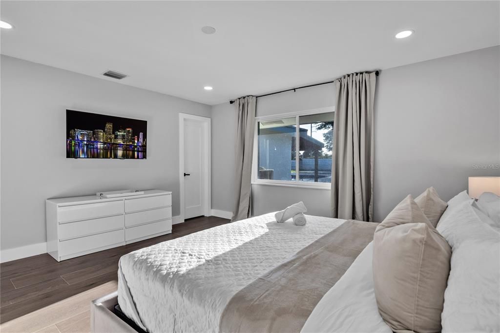 For Sale: $949,000 (5 beds, 4 baths, 2426 Square Feet)