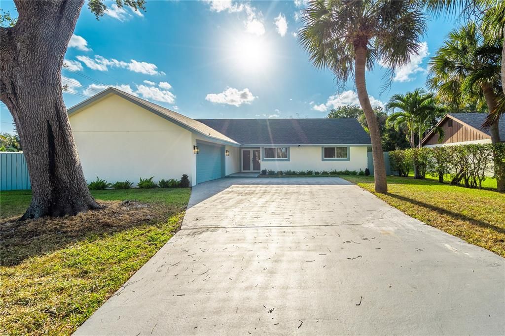 For Sale: $949,000 (5 beds, 4 baths, 2426 Square Feet)