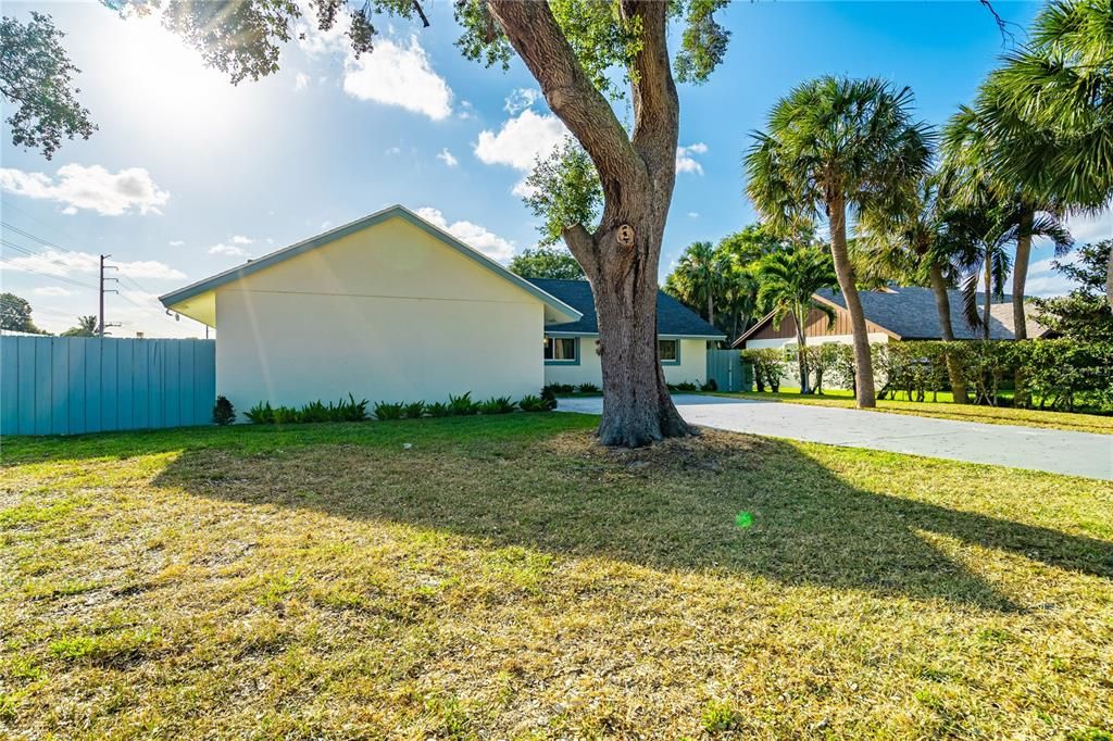 For Sale: $949,000 (5 beds, 4 baths, 2426 Square Feet)