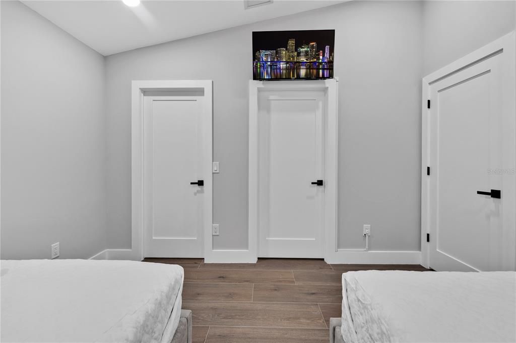 For Sale: $949,000 (5 beds, 4 baths, 2426 Square Feet)