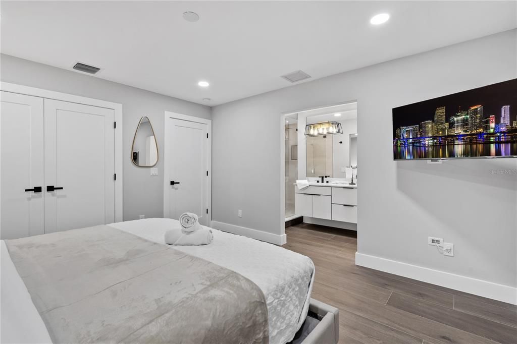 For Sale: $949,000 (5 beds, 4 baths, 2426 Square Feet)