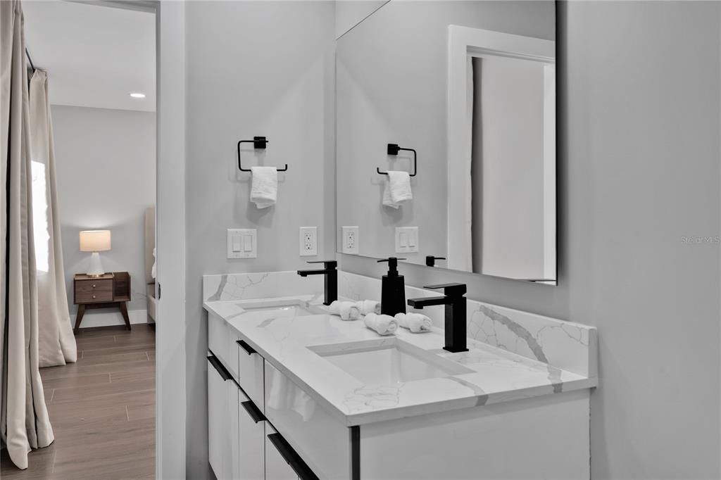 For Sale: $949,000 (5 beds, 4 baths, 2426 Square Feet)