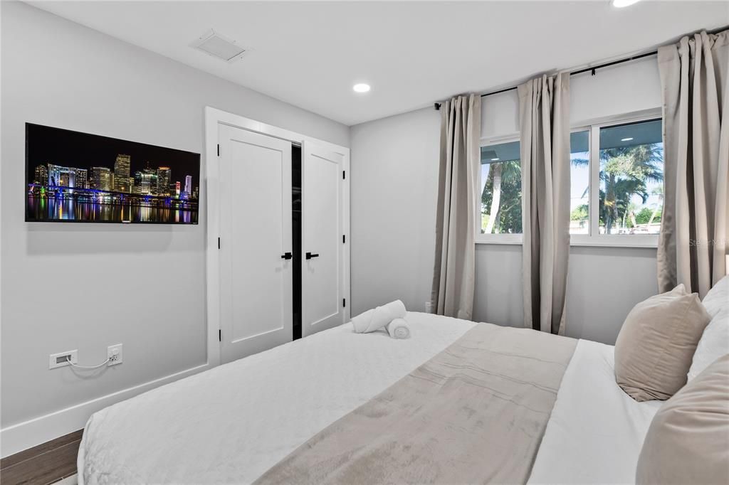 For Sale: $949,000 (5 beds, 4 baths, 2426 Square Feet)