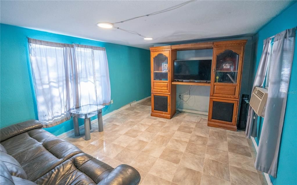 待售: $100,000 (3 贝兹, 1 浴室, 720 平方英尺)