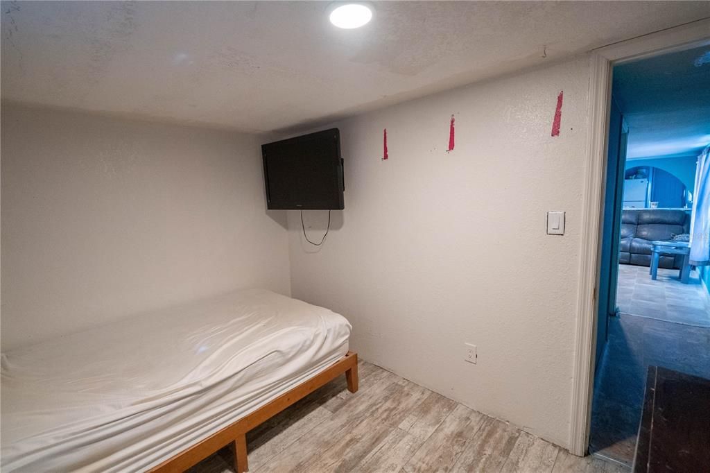 待售: $100,000 (3 贝兹, 1 浴室, 720 平方英尺)