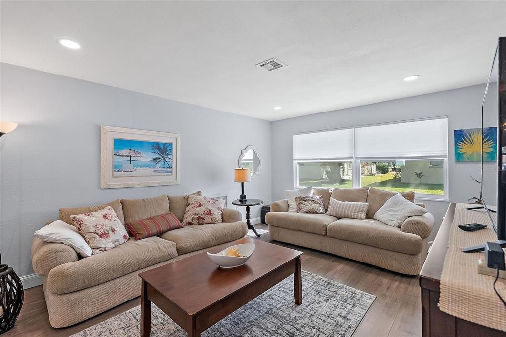 Под контрактом: $140,000 (1 спален, 1 ванн, 902 Квадратных фут)