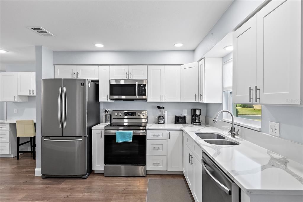 Под контрактом: $140,000 (1 спален, 1 ванн, 902 Квадратных фут)