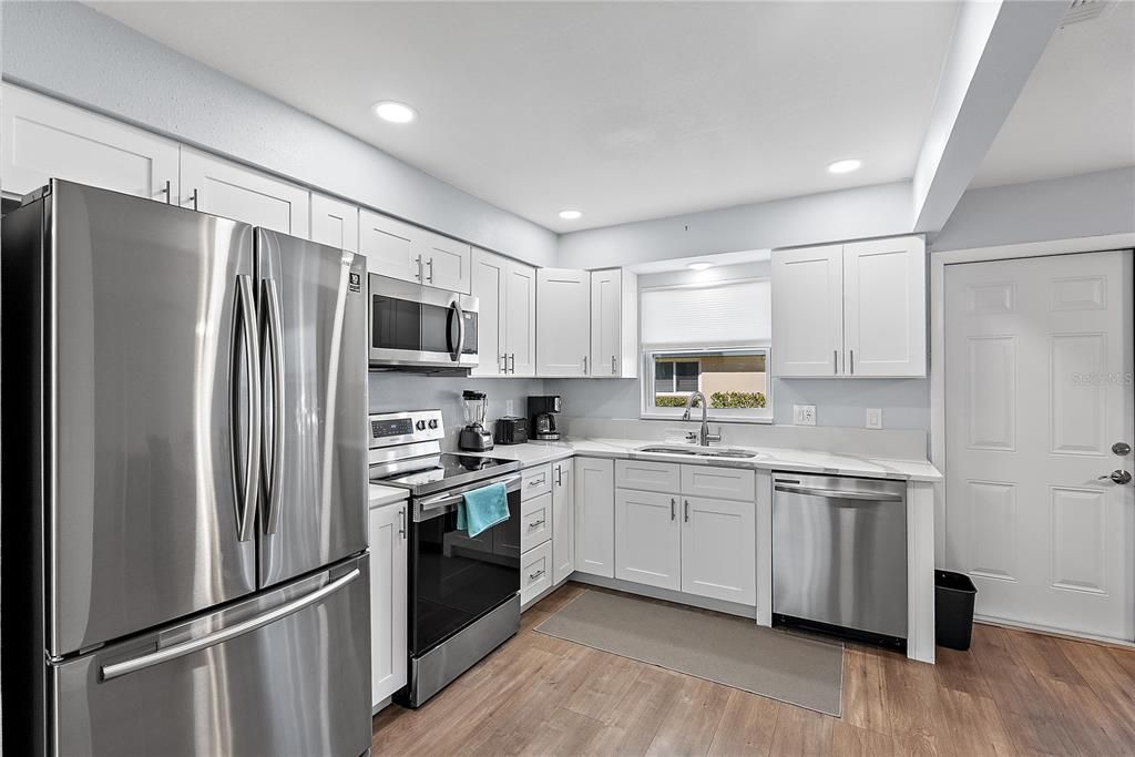 Под контрактом: $140,000 (1 спален, 1 ванн, 902 Квадратных фут)