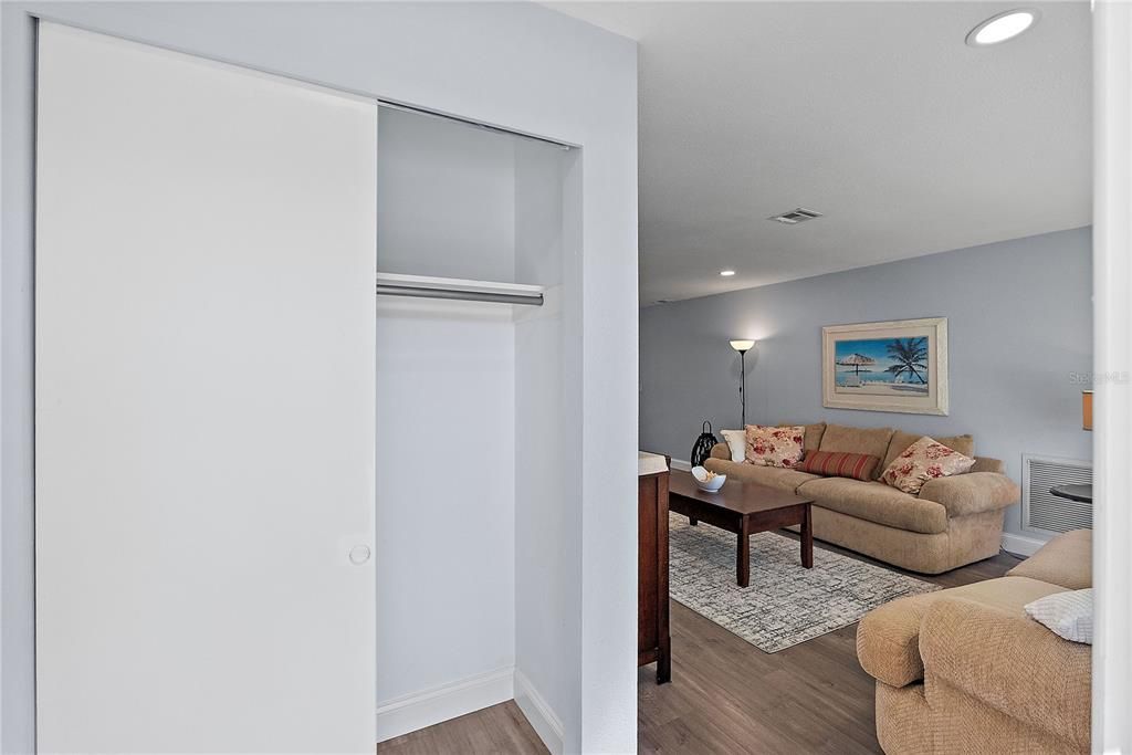 Под контрактом: $140,000 (1 спален, 1 ванн, 902 Квадратных фут)