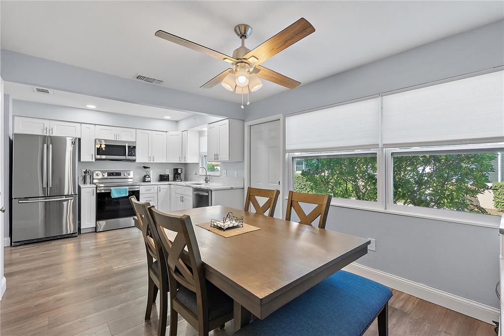 Под контрактом: $140,000 (1 спален, 1 ванн, 902 Квадратных фут)