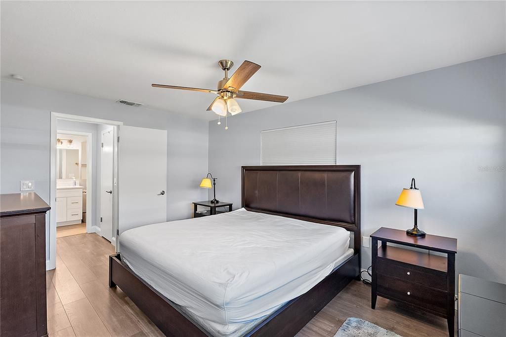 Под контрактом: $140,000 (1 спален, 1 ванн, 902 Квадратных фут)