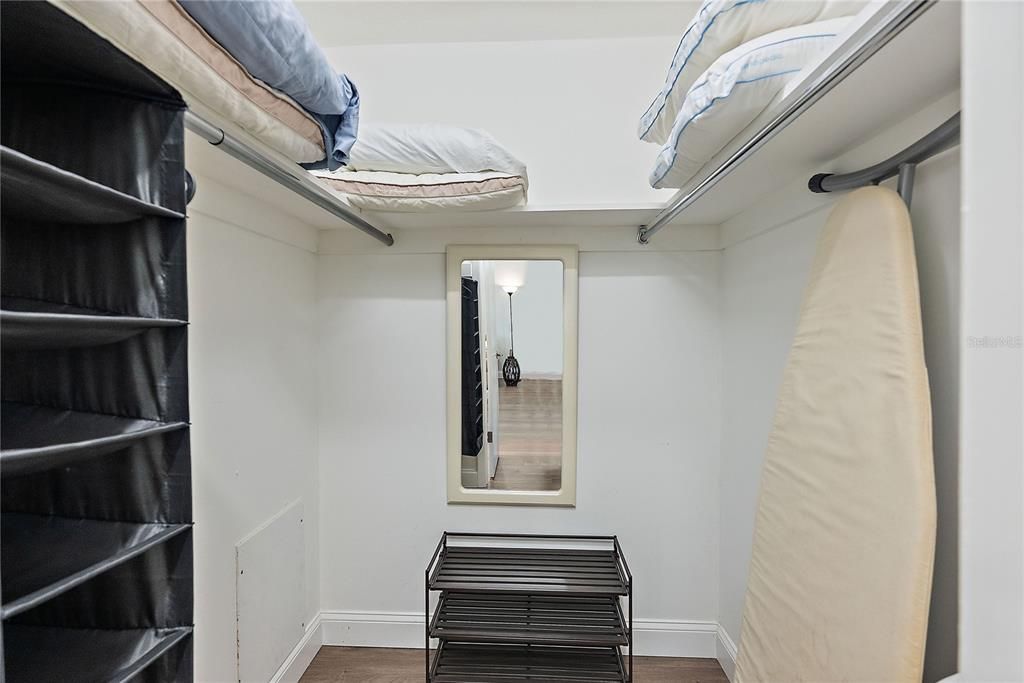 Под контрактом: $140,000 (1 спален, 1 ванн, 902 Квадратных фут)