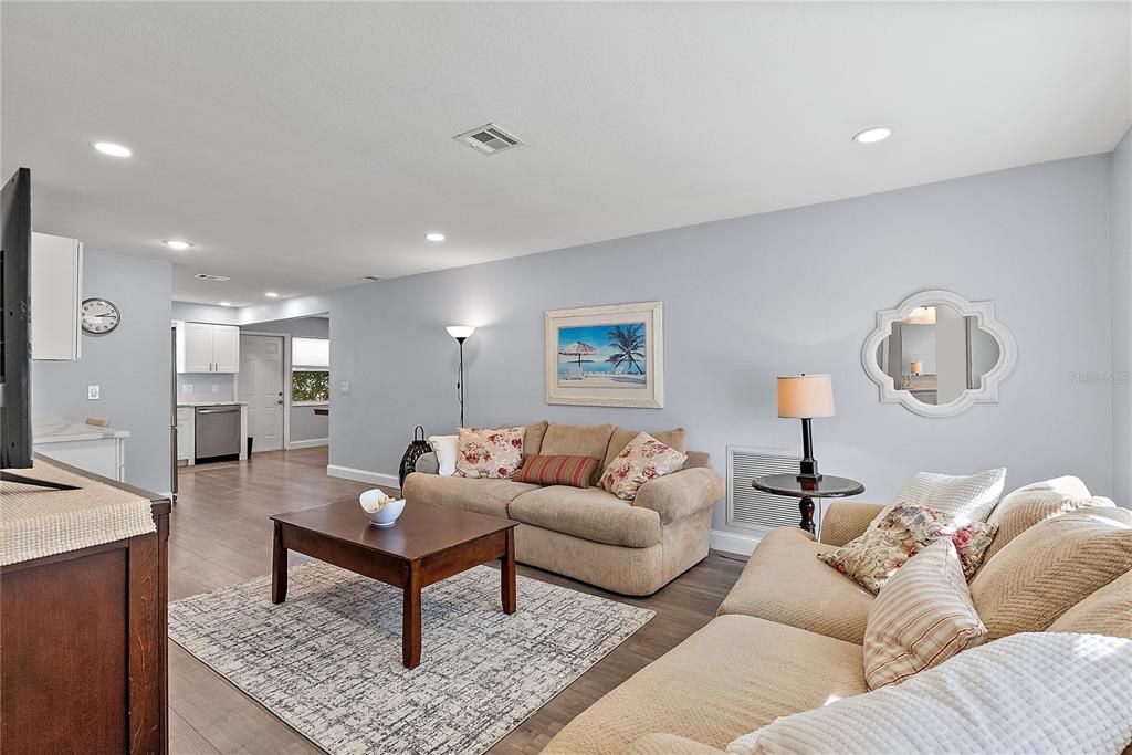 Под контрактом: $140,000 (1 спален, 1 ванн, 902 Квадратных фут)