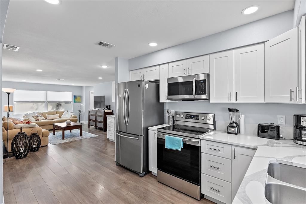 Под контрактом: $140,000 (1 спален, 1 ванн, 902 Квадратных фут)