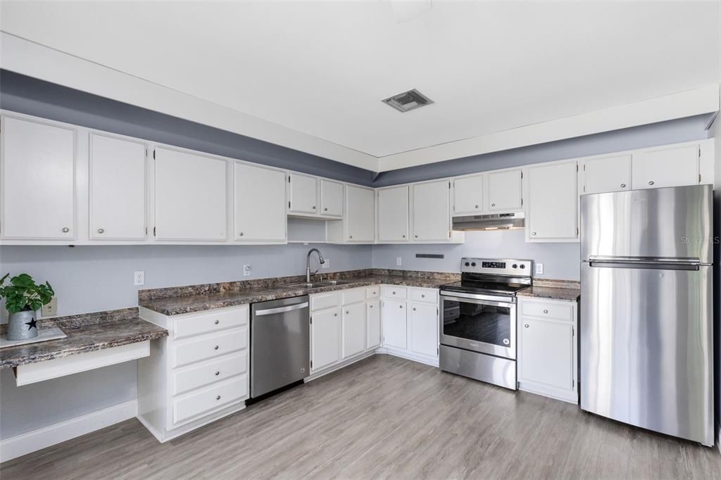 На продажу: $189,900 (2 спален, 2 ванн, 1431 Квадратных фут)