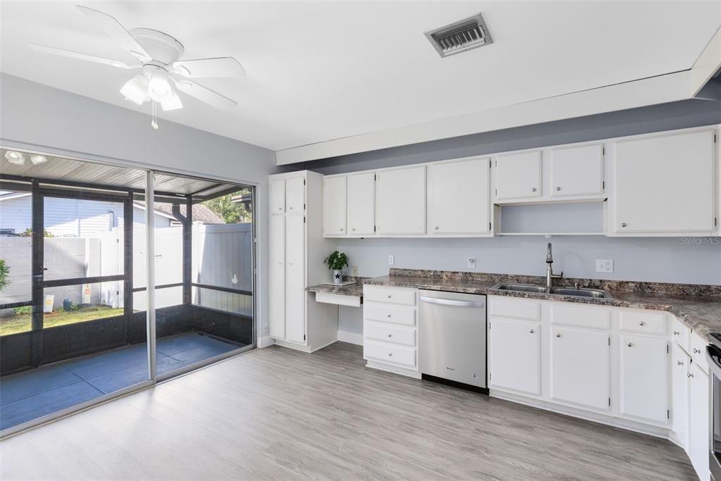 На продажу: $189,900 (2 спален, 2 ванн, 1431 Квадратных фут)